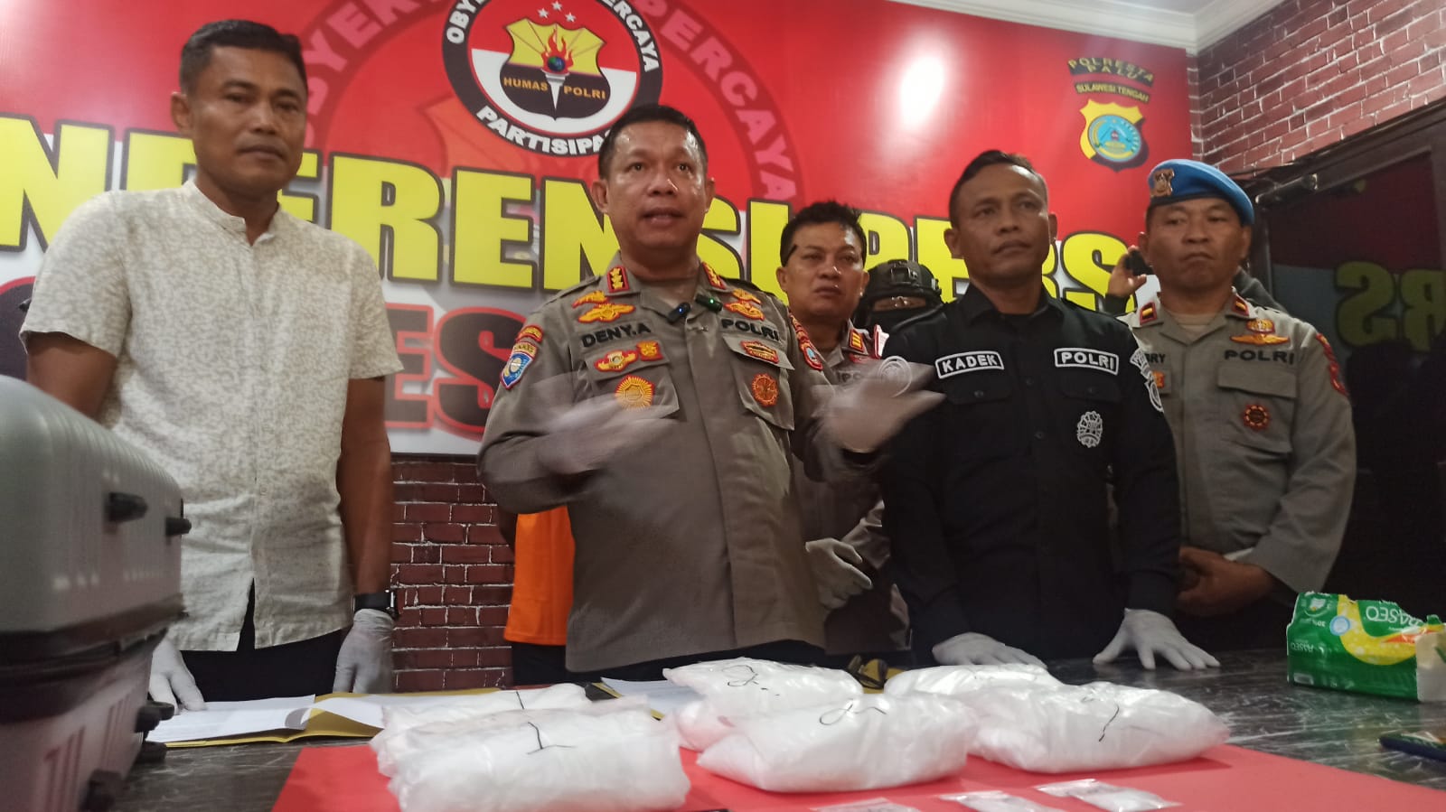 Polresta Palu saat menggelar konferensi pers terkait pengungkapan Narkoba di Bandara Mutiara Sis Aljufri Palu