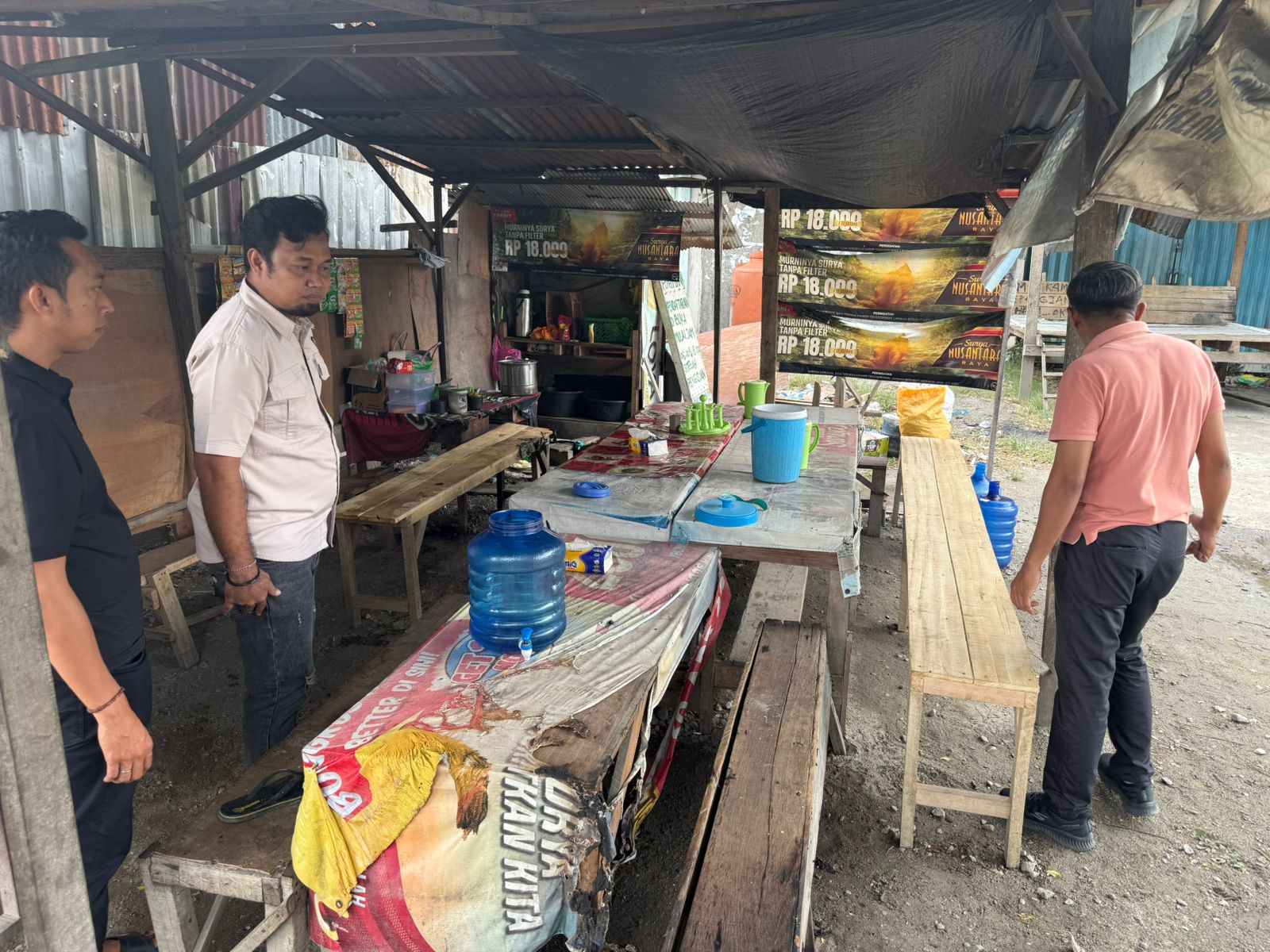 Polsek Tawaeli saat melakukan olah TKP di lokasi kejadian suami bakar istirinya di Warung Makan korban depan ruko Jl. Trans Sulawesi Kelurahan Mamboro Barat Kecamatan Palu Utara.