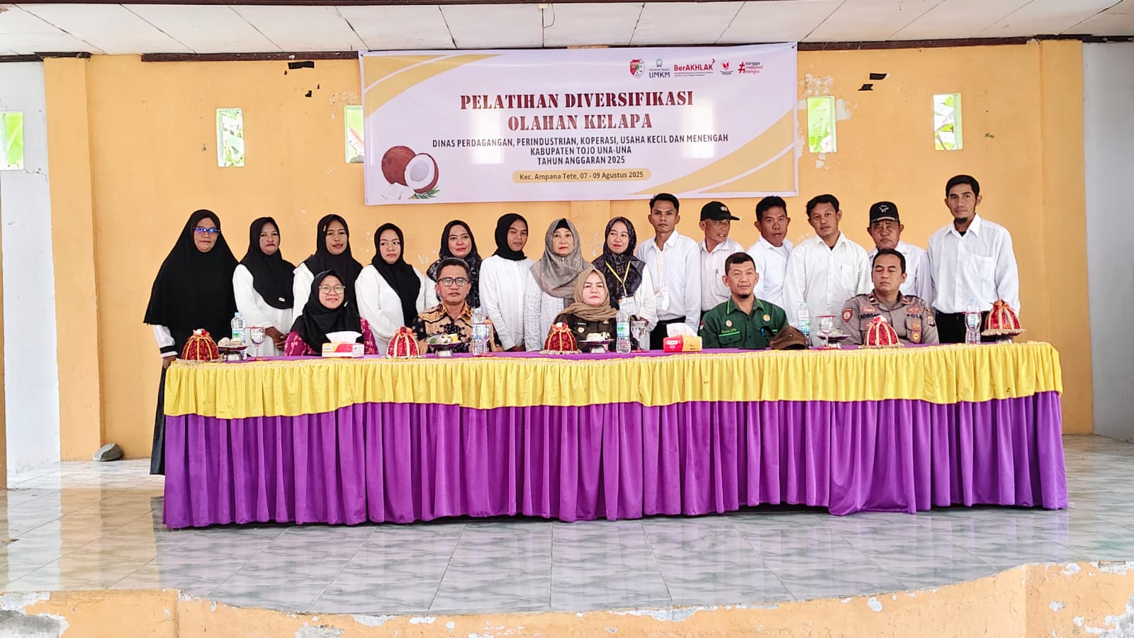 OLAHAN : Pelatihan diversifikasi olahan kelapa yang digelar di Kecamatan Ampana Tete, Jumat (08/08/2025).(FOTO : HERIYANTO LIMAHU/RADAR PALU).