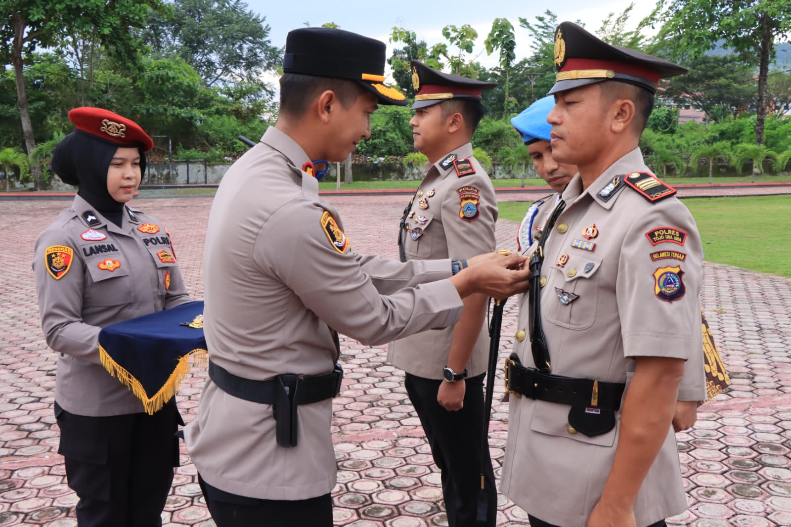 LANTIK : Kapolres Touna, AKBP Yanna Djayawidya, melantik pejabatnya, Jumat (08/08/2025.(FOTO : HERIYANTO LIMAHU/RADAR PALU)