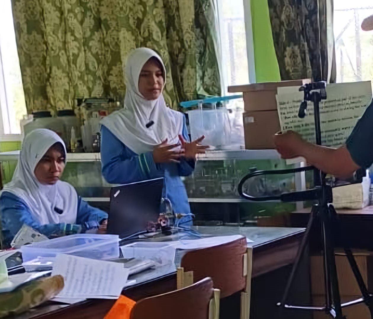 SIAP BERSAING : Dua siswi terbaik MAN IC Palu mendapat undangan khusus dari Kepala Badan Riset dan Inovasi Daerah (BRIDA) Kota Palu Muh. Akhir Armansyah.