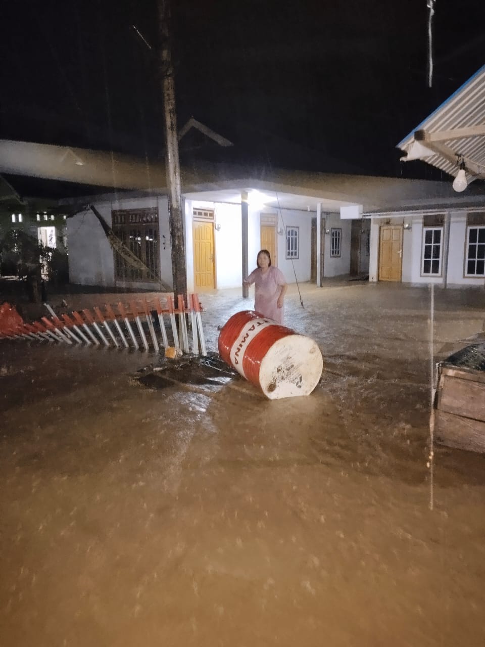 Genangan air merendam rumah warga di Desa Korololama, Morowali Utara, usai hujan deras semalaman.
