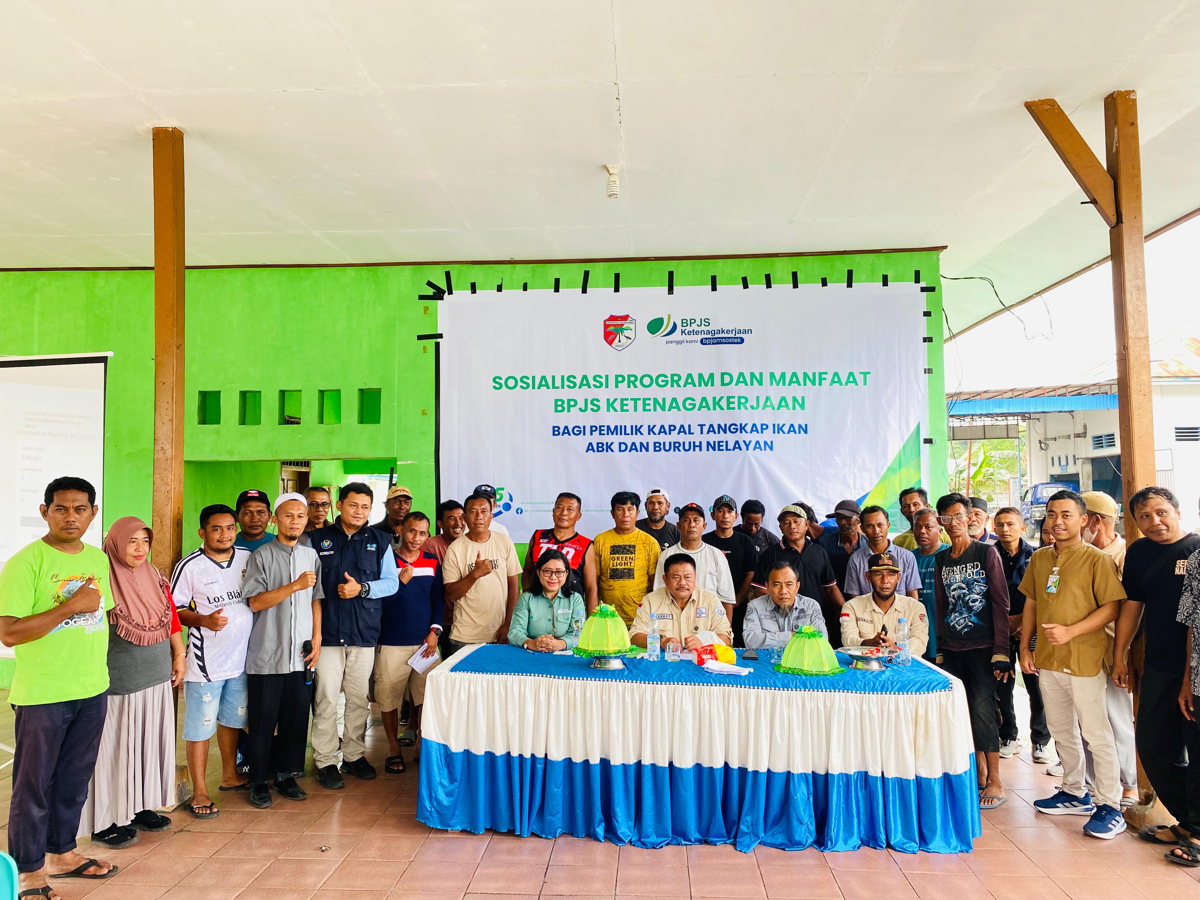 MANFAAT : BPJS Ketenagakerjaan Touna menggelar sosialisasi manfaat perlindungan jaminan sosial ketenagakerjaan kepada pemilik kapal tangkap ikan, Jumat (08/08/2025).(FOTO : HERIYANTO LIMAHU/RADAR PALU