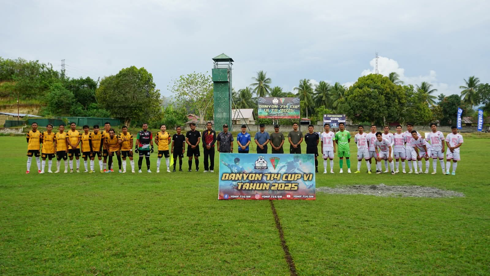 SEPAKBOLA : Pembukaan Danyon Cup Yonif 714/SM tahun 2025 oleh Wabup Poso, Soeharto Kandar.(FOTO : BUDIYANTO WIHARTO/RADAR PALU).