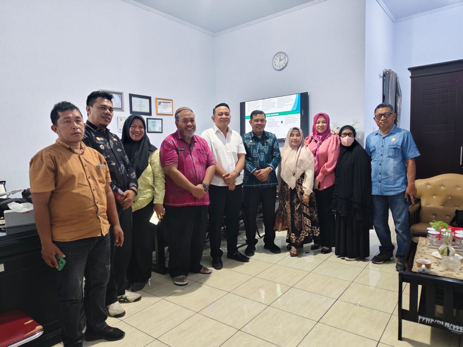 Rombongan DPRD Kabupaten Banggai, diterima oleh Mohammad Arif Lamakarate, kepala DLH kota palu bersama jajaran pejabat DLH Kota Palu.