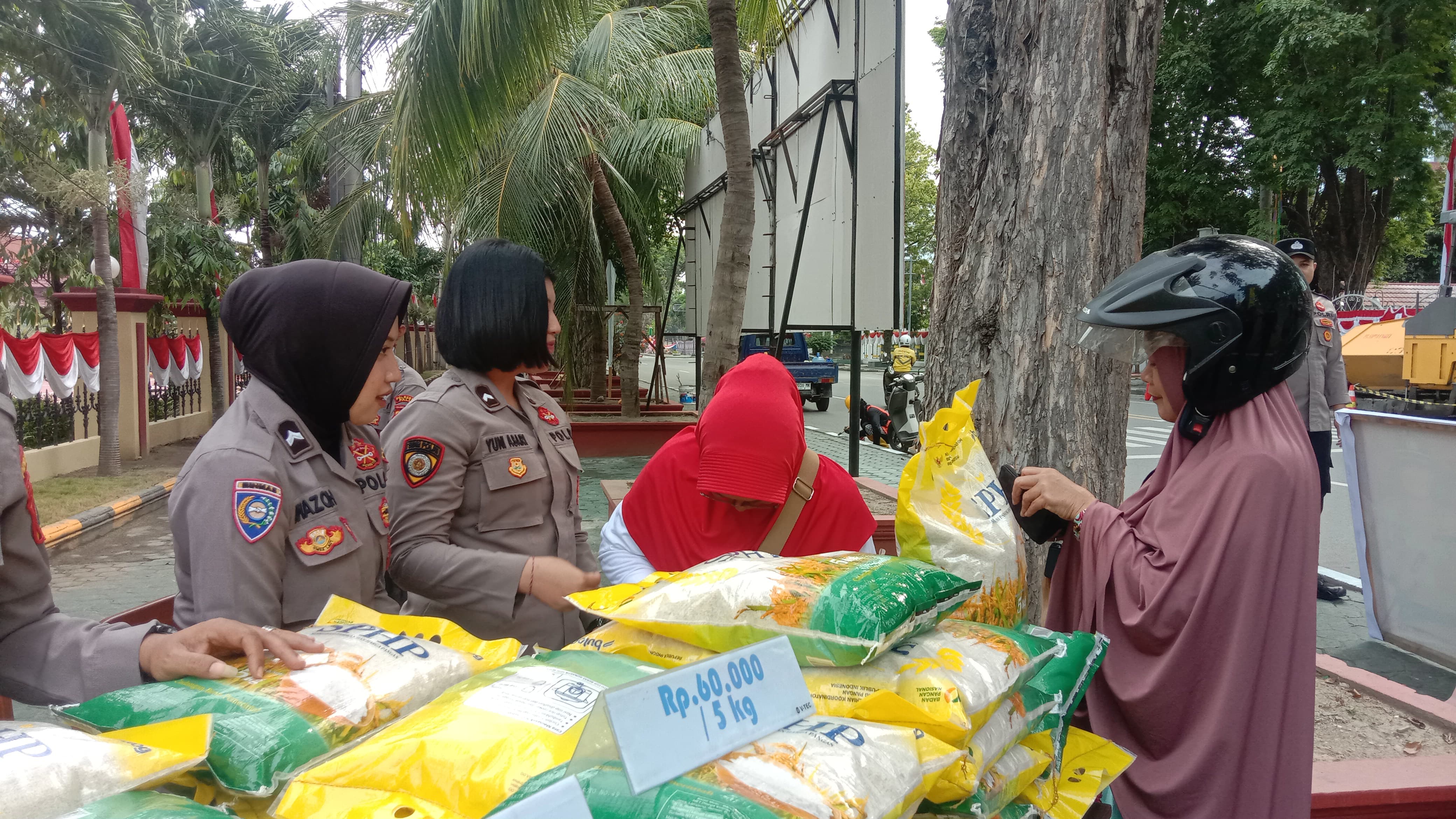 RINA ABDUL HALIK BERAS MURAH: Terlihat warga Kota Palu yang membeli beras murah di kegiatan Gerakan Pangan Murah pada Senin (11/8/2025).