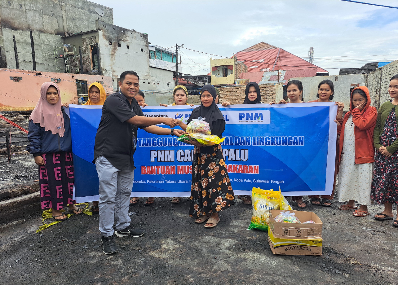 Penyerahan bantuan dilakukan di Pasar Masomba. Bantuan berupa paket sembako berisi beras, minyak goreng, ikan kaleng, dan mi instan