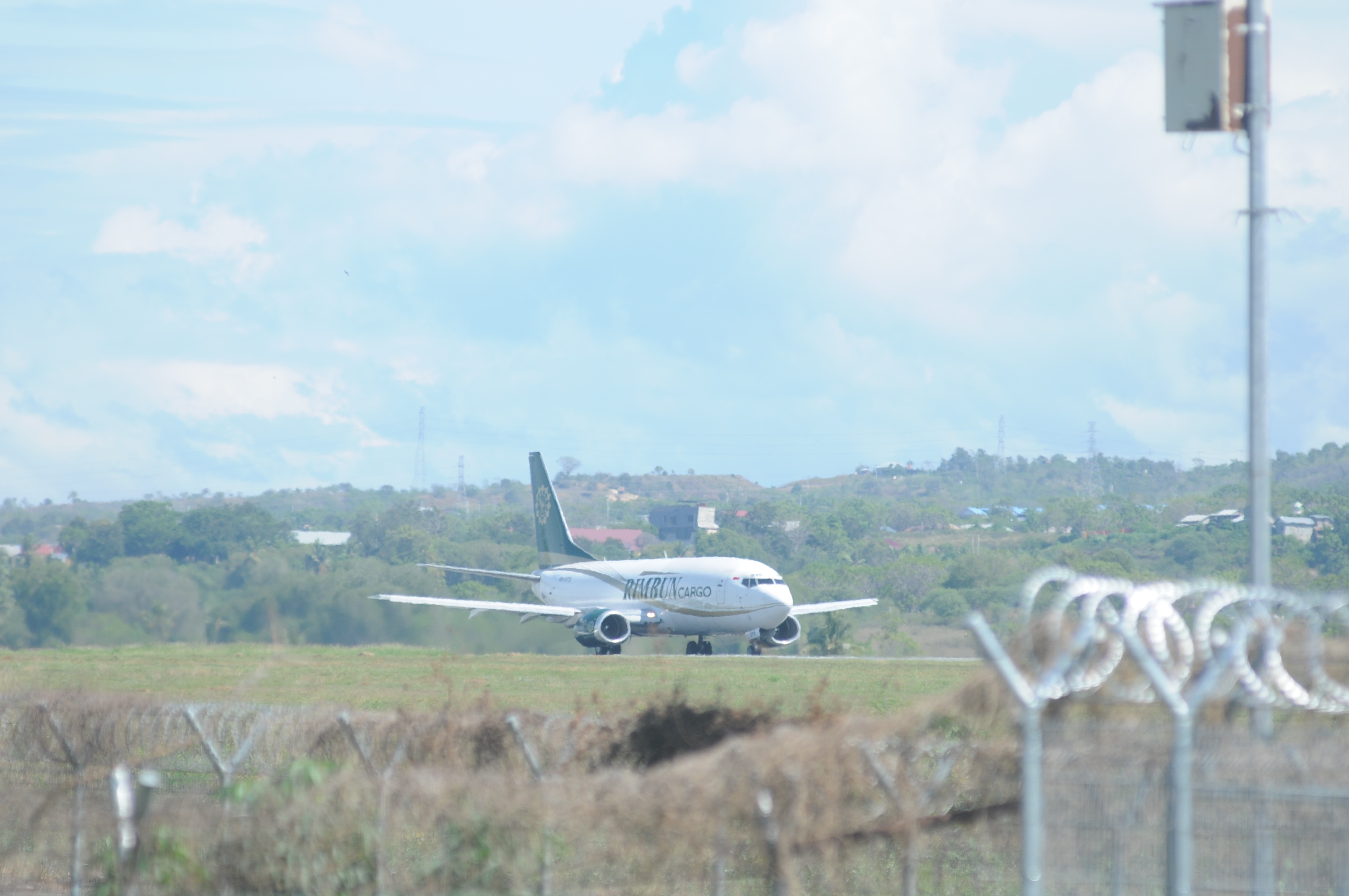 MENUJU INTERNASIONAL : Salah satu pesawat cargo yang ingin landing di Bandar udara Mutiara Sis Aljufri Palu.