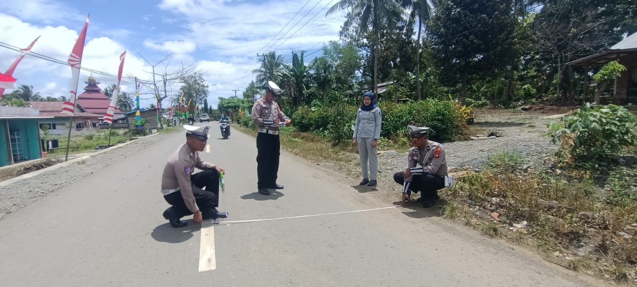 MENGUKUR : Satlantas Polres Banggai melakukan olah TKP tabrak lari.(FOTO : NENDRA PRASETYA/RADAR PALU)