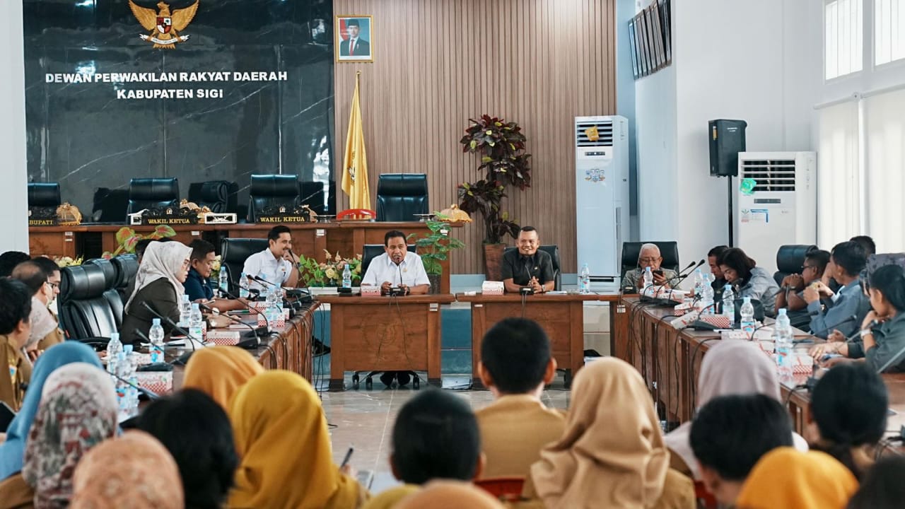 RAPAT : Suasana RDP di DPRD Sigi, terkait penolakan pasien di RSUD Torabelo Sigi.(FOTO : ANGEL SUMBARA/RADAR PALU)