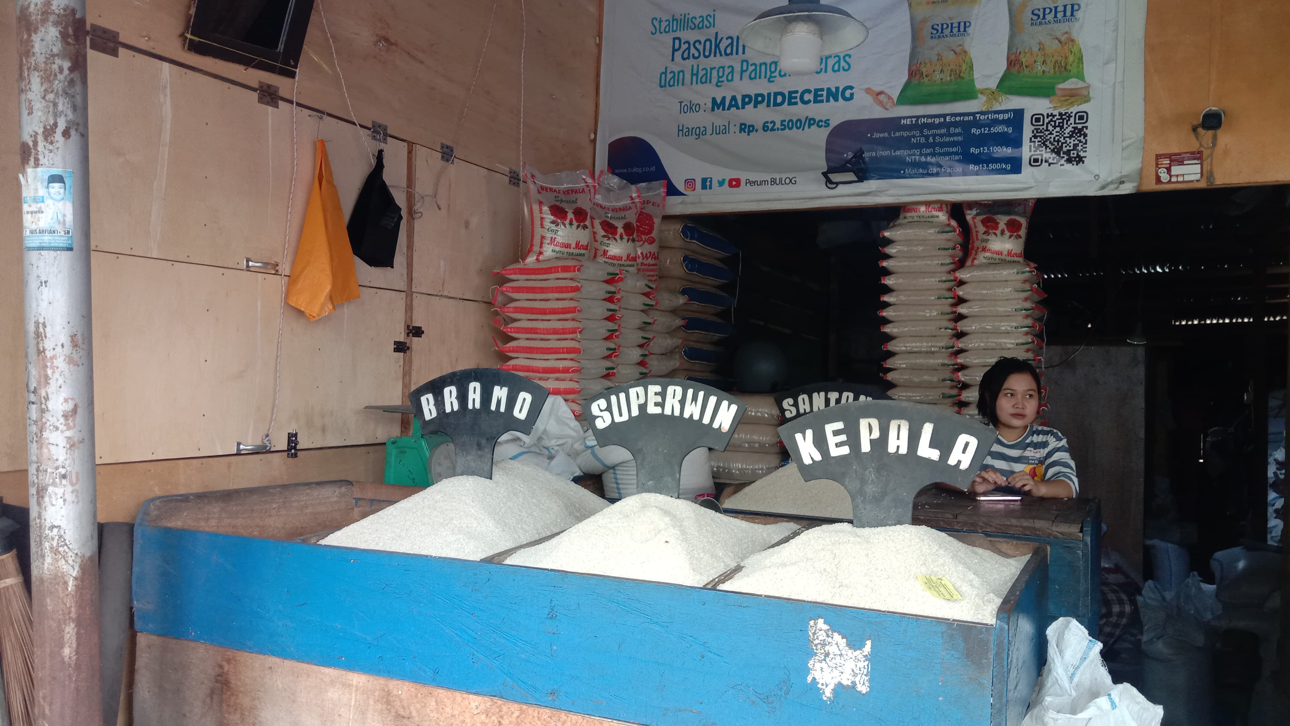 HARGA MASIH TINGGI: Pedagang Beras di Pasar Masomba, Rahma saat berada di lapaknya pada Selasa (12/8/2025). Harga beras masih tinggi.