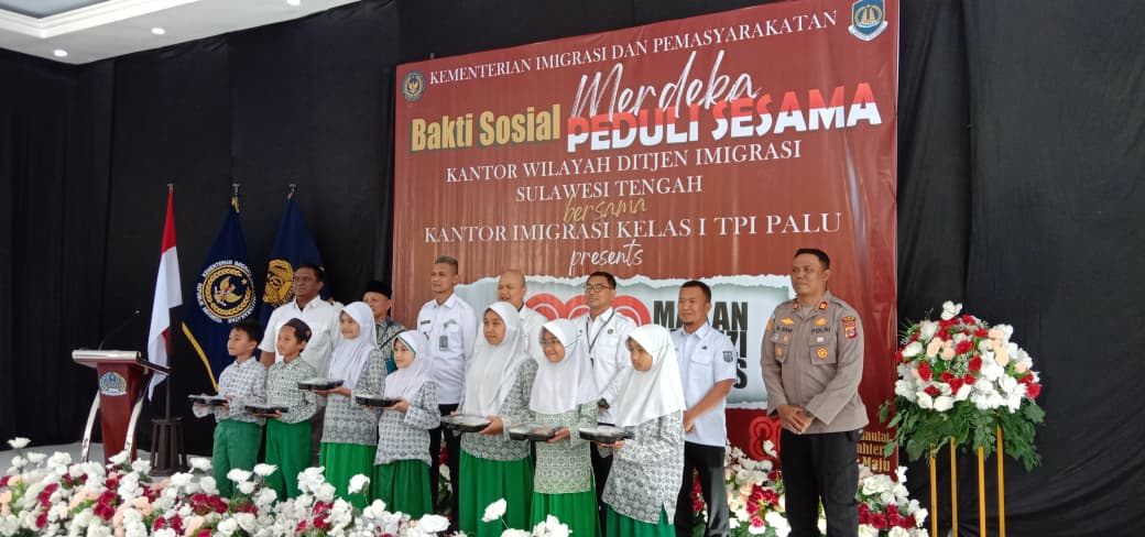 SIMBOLIS: Jajaran pejabat - Kantor Wilayah Ditjen Imigrasi Sulawesi Tengah bersama Kantor Imigrasi kelas I TPI Palu serta  Asisten Administrasi Perekonomian dan Pembangunan Kota Palu, Rahmad Musfata s