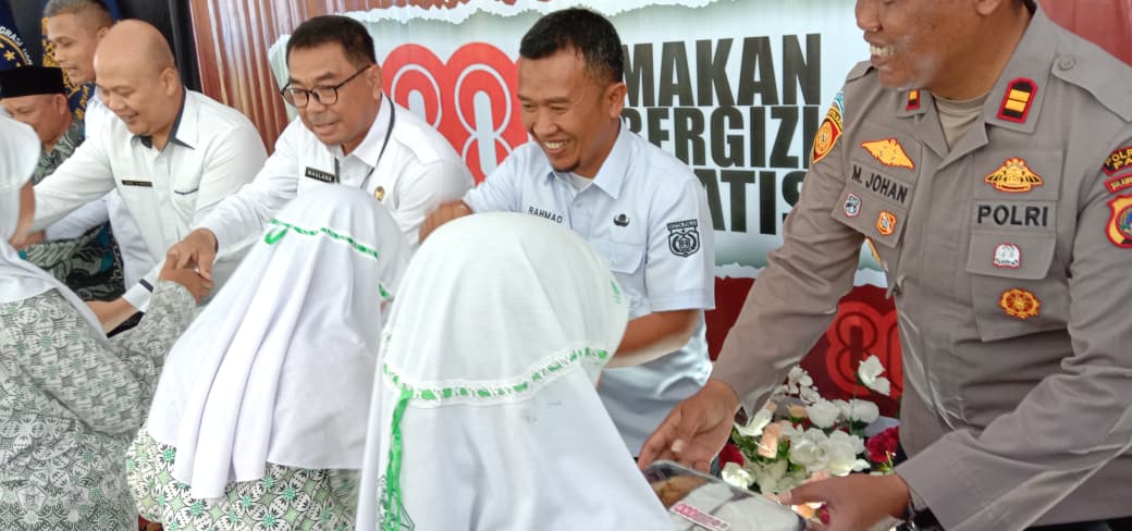 MAKANAN BERGIZI GRATIS: Para siswa SD Alkhairaat 1 menerima kotak makan MBG.