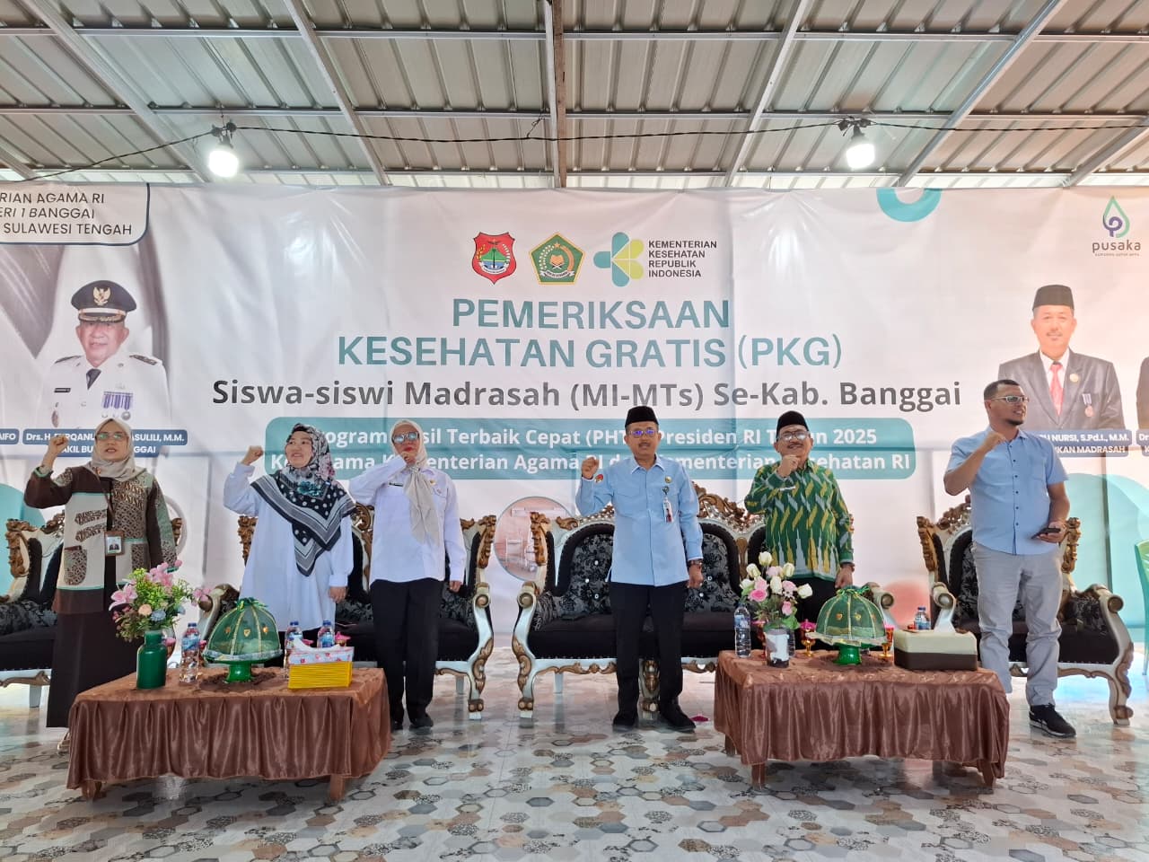 KESEHATAN : Kabid Pendmad Kemenag Sulteng Syamsu Nursi didampingi Kakan Kemenag Banggai Suardi Kandjai, di giat pemeriksaan kesehatan gratis.(FOTO : ISTIMEWA/RADAR PALU)