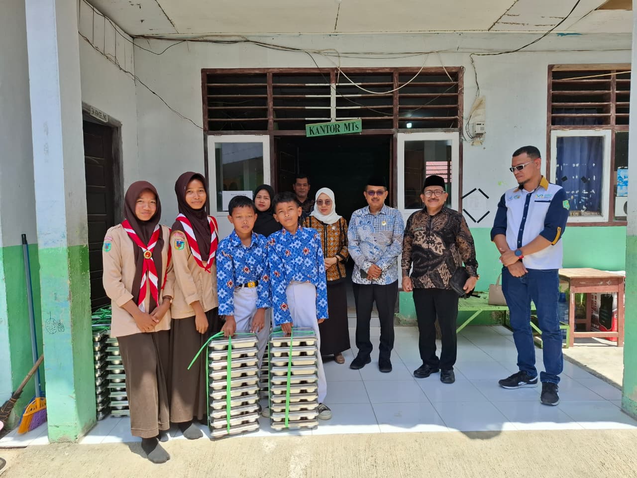 MAKAN BERGIZI : Kabid Penmad Kanwil Kemenag Sulteng, H. Moh. Syamsu Nursi, bersama Kakan Kemenag Banggai H. Suardi Kandjai mengunjungi kegiatan MBG.(FOTO : HUMAS KEMENAG/RADAR PALU).