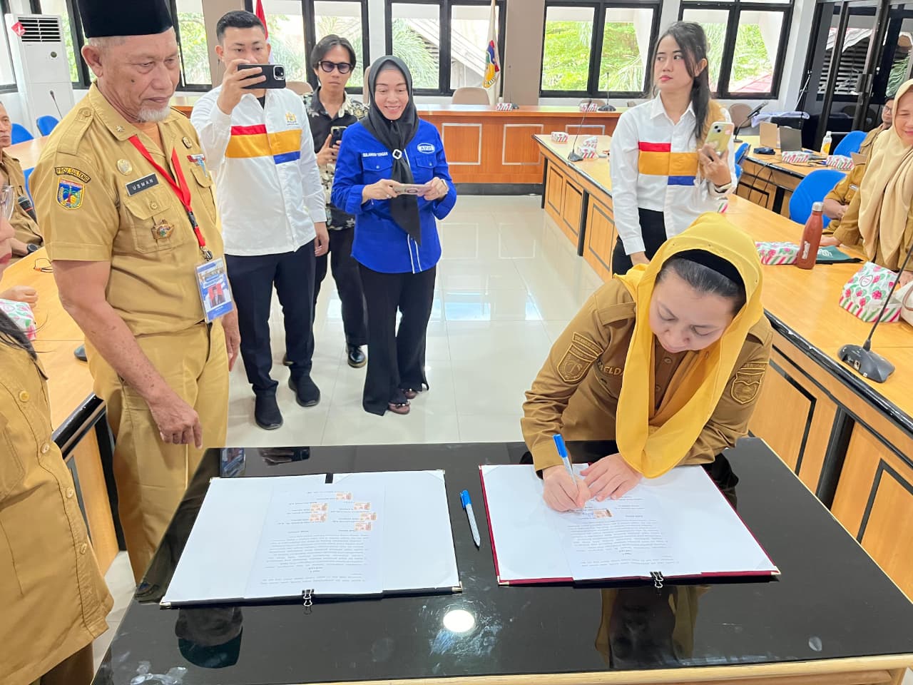 TEKEN KESEPAKATAN: Wakil Wali Kota Palu, Imelda Liliana Muhidin saat menandatangani kesepakatan bersama di Ruang Rapat Bantaya, Kantor Wali Kota Palu, pada Selasa (12/8/2025).