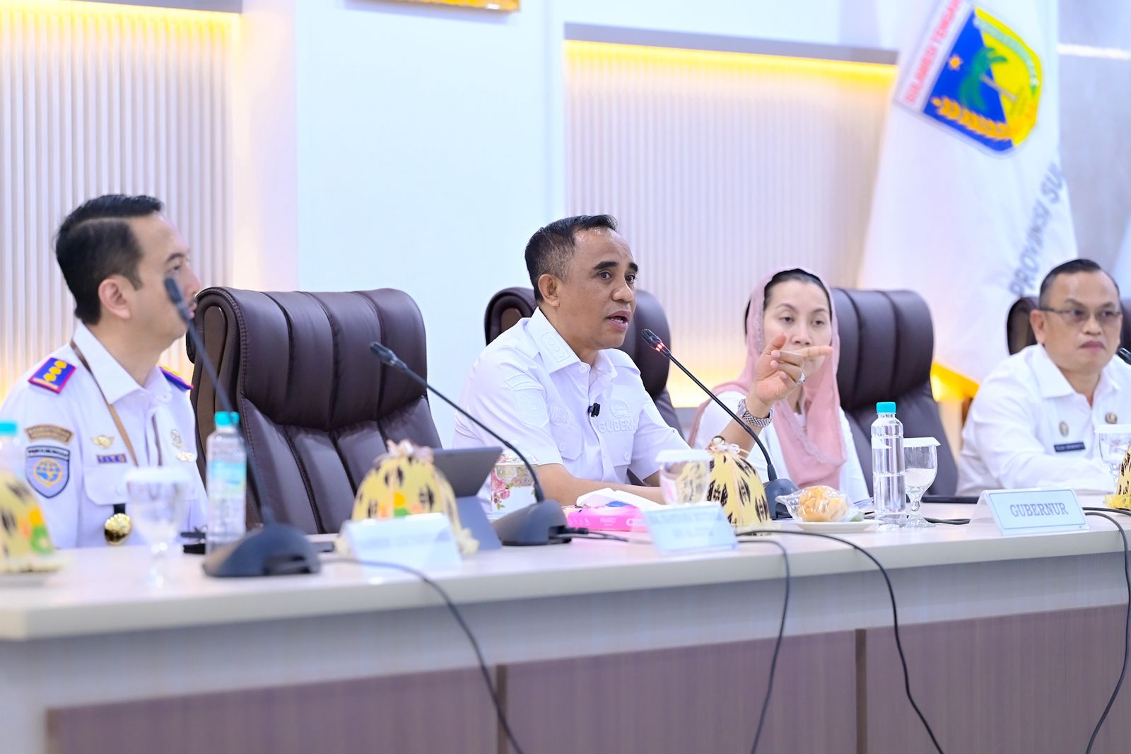 Suasana rapat percepatan operasional Bandara Mutiara SIS Aljufri menjadi internasional permanen dan embarkasi haji di Palu.