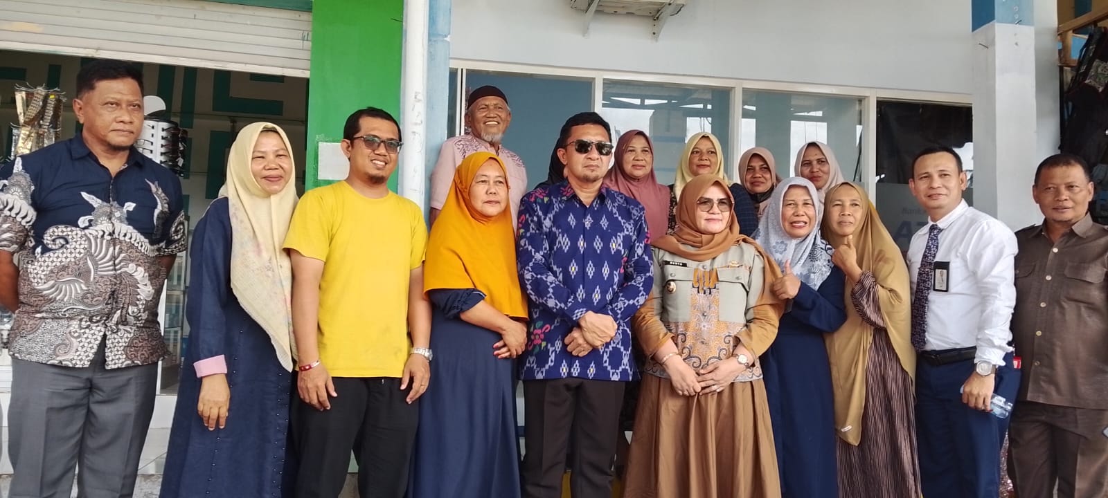 RESMIKAN : Bupati Touna, Ilham Lawidu meresmikan penggunaan ATM Bank Sulteng di Pasar Sentral Ampana, Kamis (14/08/2025).(FOTO : HERIYANTO LIMAHU/RADAR PALU)