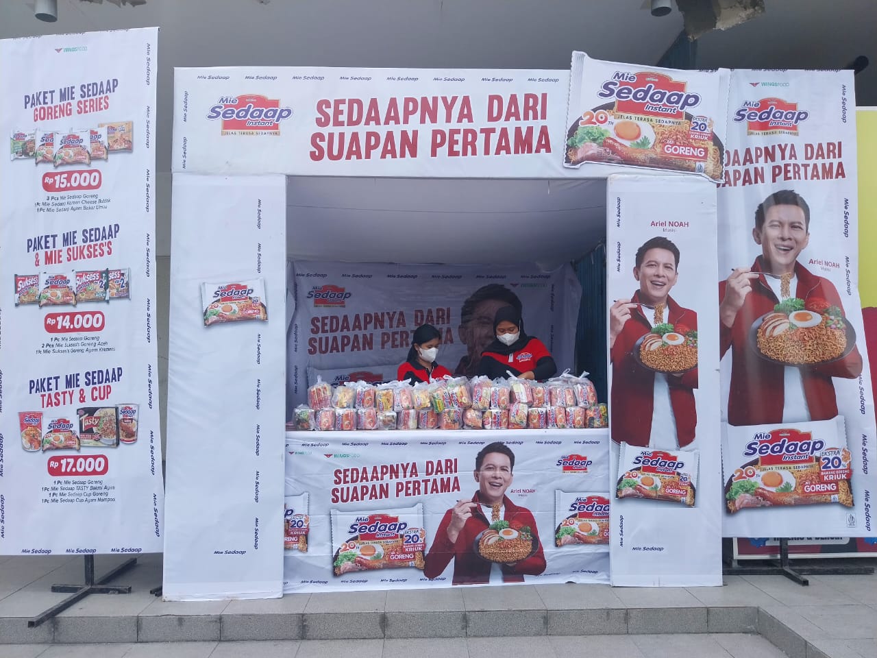 PROMOSI: Terlihat staf sales sedang merapikan produk berupa paket Mie Sedap di Pasar Masomba pada Selasa (12/8/2025).