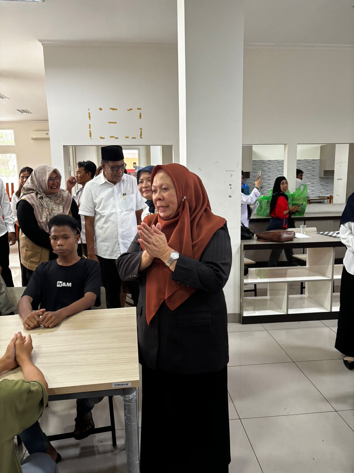 PENGENALAN LINGKUNGAN SEKOLAH: Wakil Gubernur Sulteng, Reny Lamadjido bersama dengan siswa SRT 20 Palu. Saat ini siswa sedang menjalani MPLS yang akan berlangsung selama dua minggu ke depan.