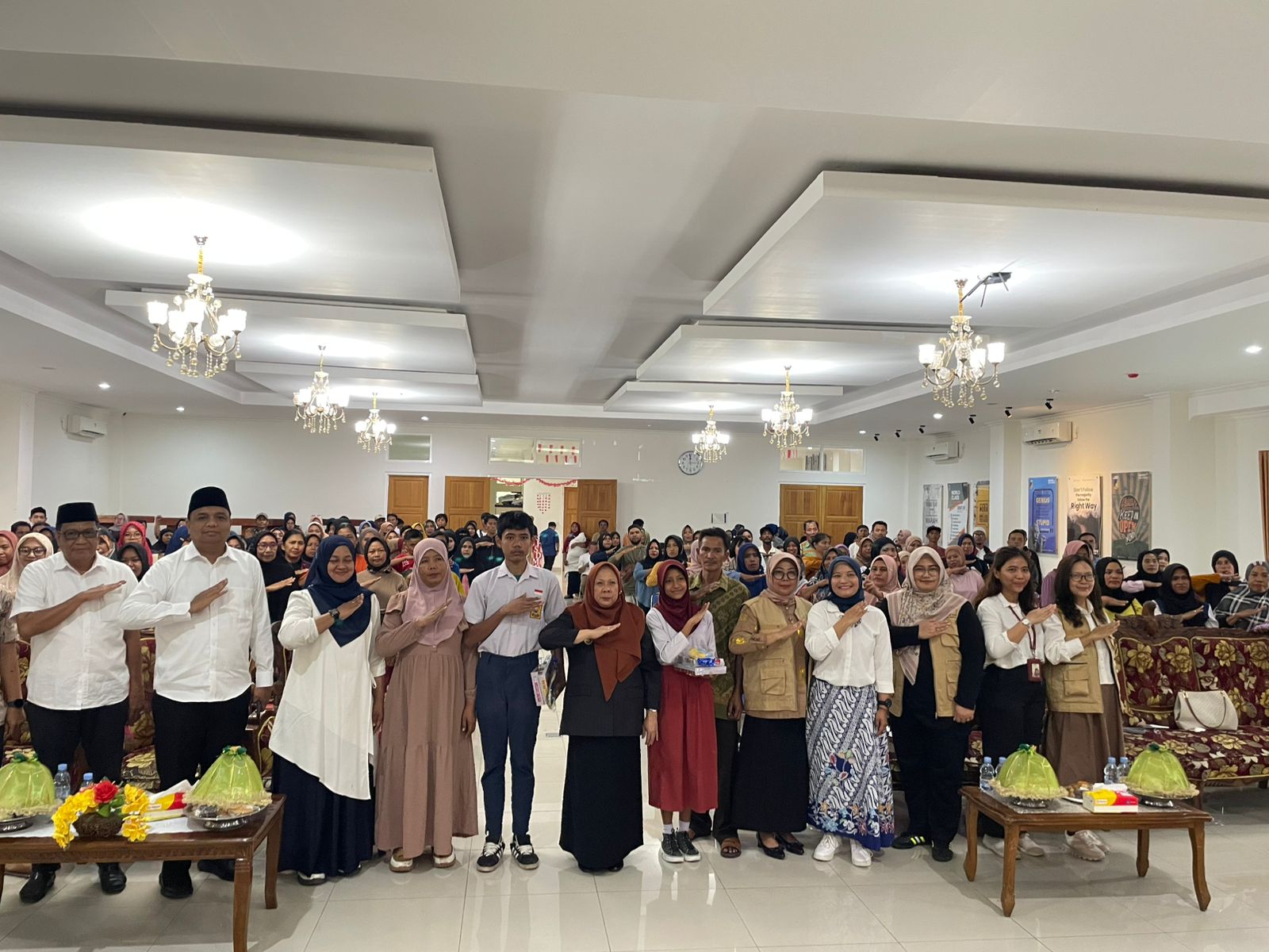 MULAI TAHAPAN MPLS: Wakil Gubernur Sulteng, Reny A. Lamadjido (tengah) bersama dengan jajaran kepala sekolah, guru dan siswa dalam pembukaan MPLS SRT 20 Palu pada Jumat (15/8/2025).