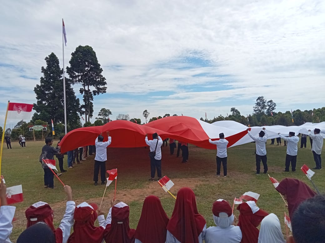 BENDERA : Warga Bentangkan Bendera Merah Putih di Tamanjeka.(FOTO : BUDIYANTO WIHARTO/RADAR PALU).