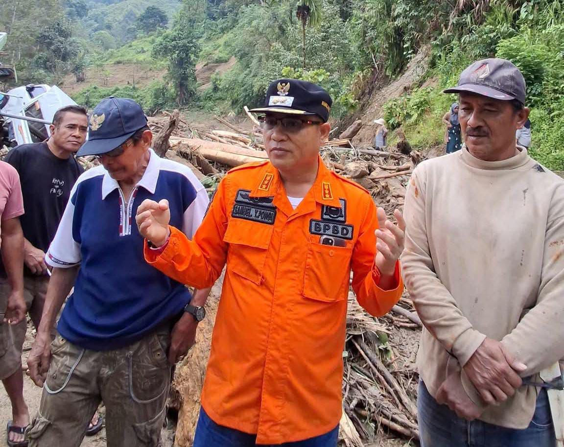 MENINJAU : Wabup Sigi, Samuel Yansen Pongi, memastikan seluruh layanan darurat sudah beroperasi penuh di posko lapangan.(FOTO : ANGEL SUMBARA/RADAR PALU).