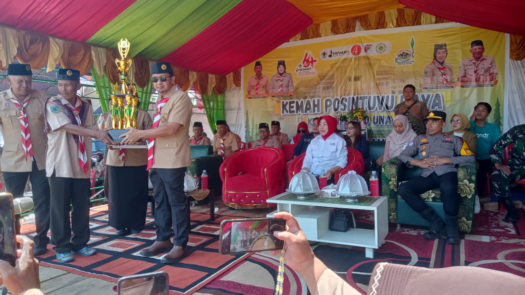 UPACARA : Suasana penyerahan piala di HUT Pramuka di Touna.(FOTO : HERIYANTO LIMAHU/RADAR PALU).
