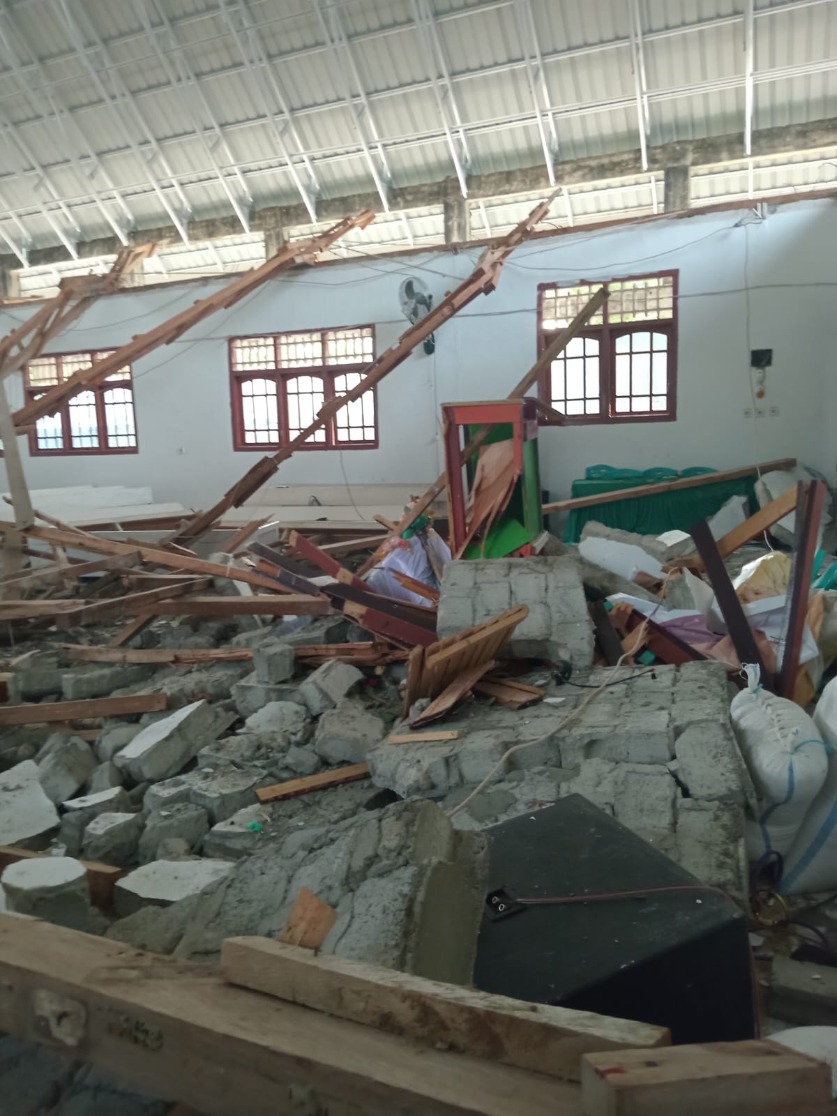 RUSAK PARAH : Dampak kerusakan yang terjadi akibat gempa di Poso dengan magnitudo 5.8 pada Minggu (17/8/2025).