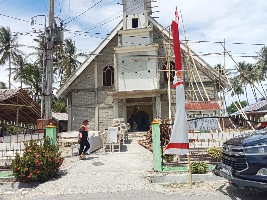 BANGUNAN LAMA ROBOH: Suasana di Gereja Elim Desa Masani, di lokasi ini belasan jemaat dilaporkan menjadi korban karena gempa bumi di Poso, Minggu (17/8/2025).