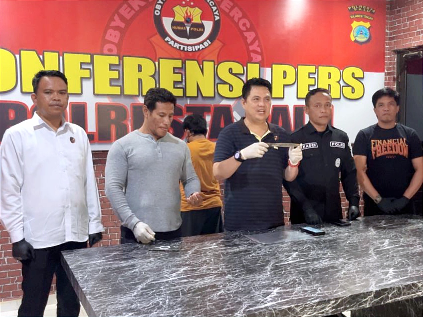 Konferensi pers pengungkapan kasus pembunuhan bermotif pencurian di Kelurahan Palupi yang digelar Polresta Palu.