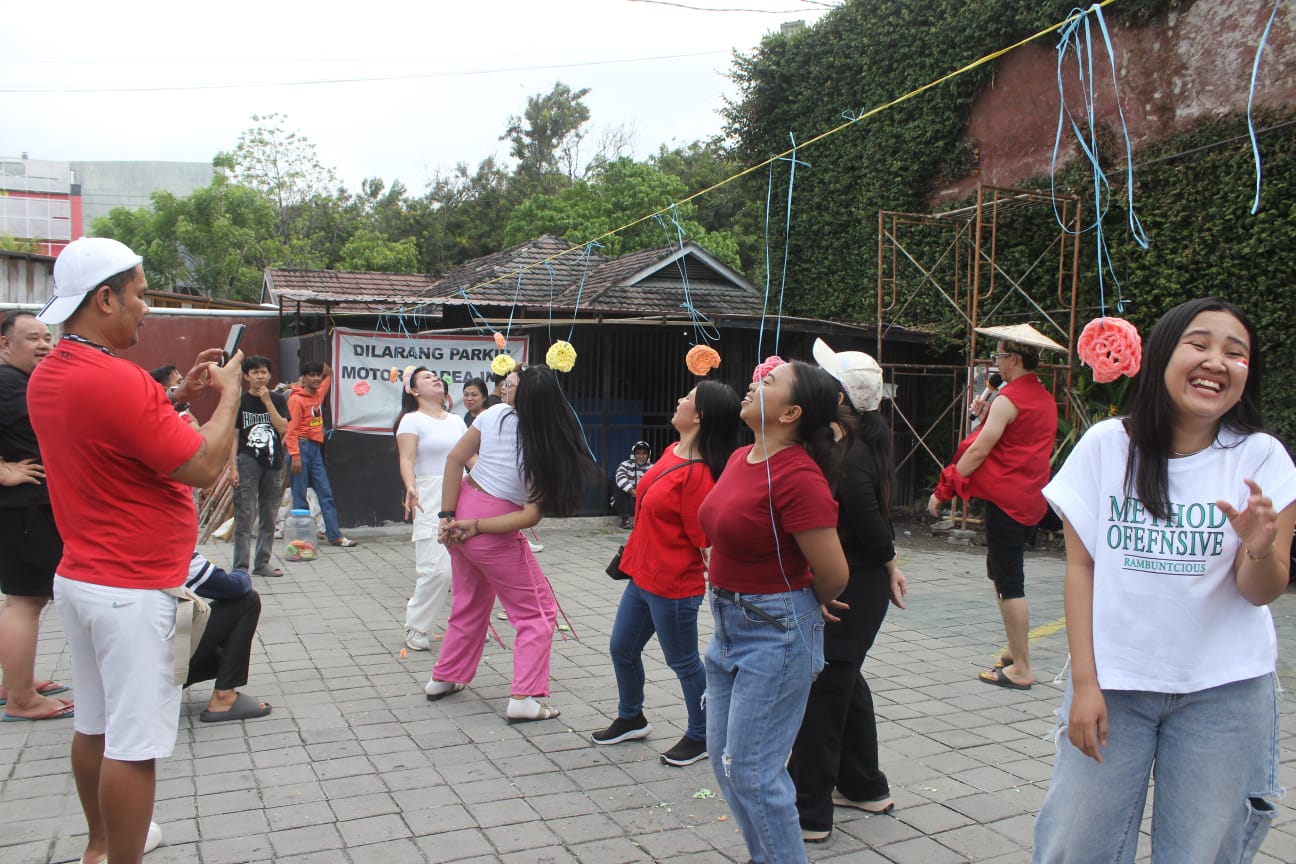 PENUH KECERIAN: Suasana jalannya lomba tujuhbelasan di 168 House  yang berlangsung meriah diikuti oleh para karyawan.