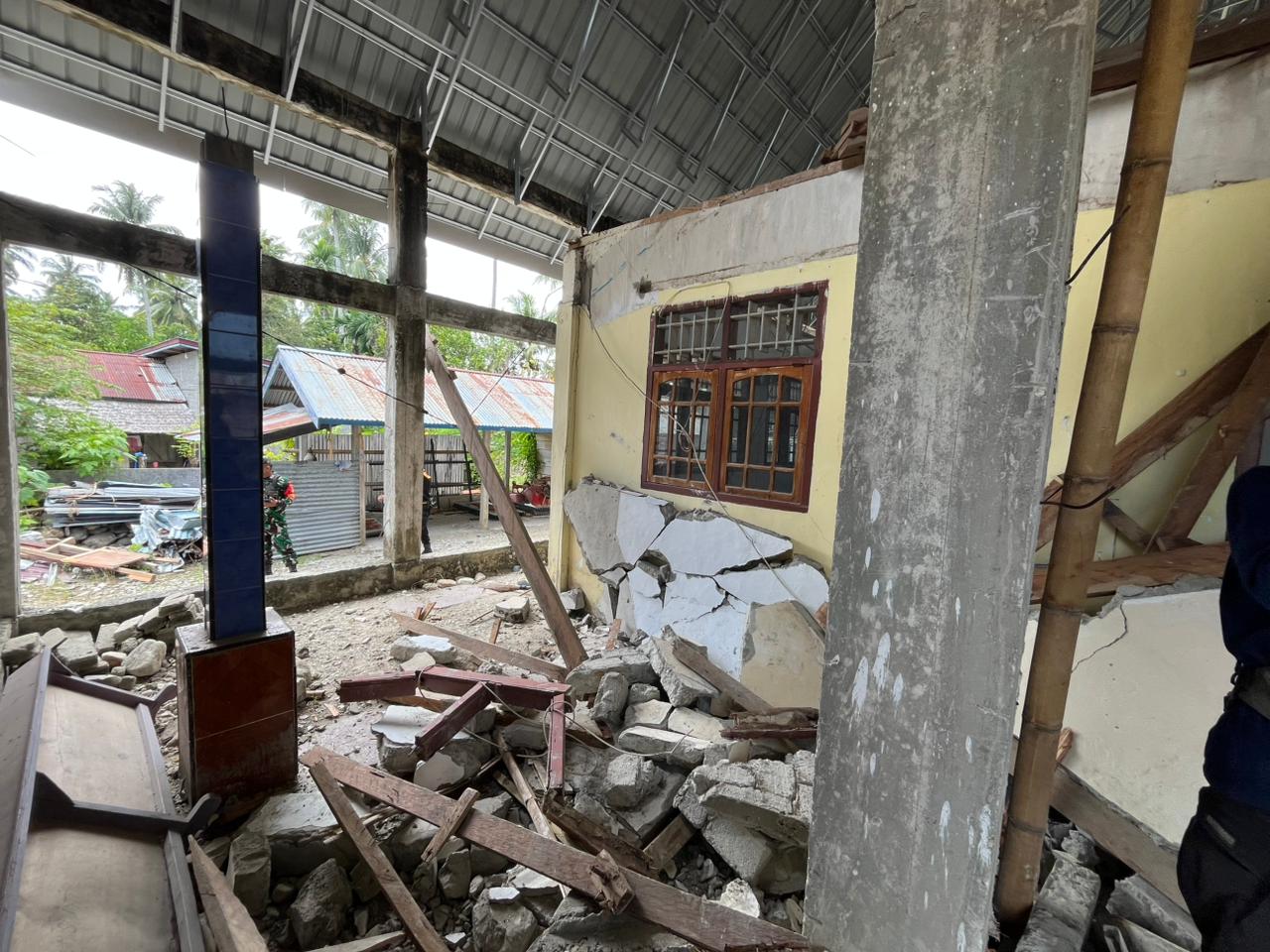 MASIH ADA GEMPA SUSULAN: Dampak kerusakan dari gempa bumi M5.8 di Poso yang terjadi Minggu (17/8/2025) pukul 6.38 WITA.