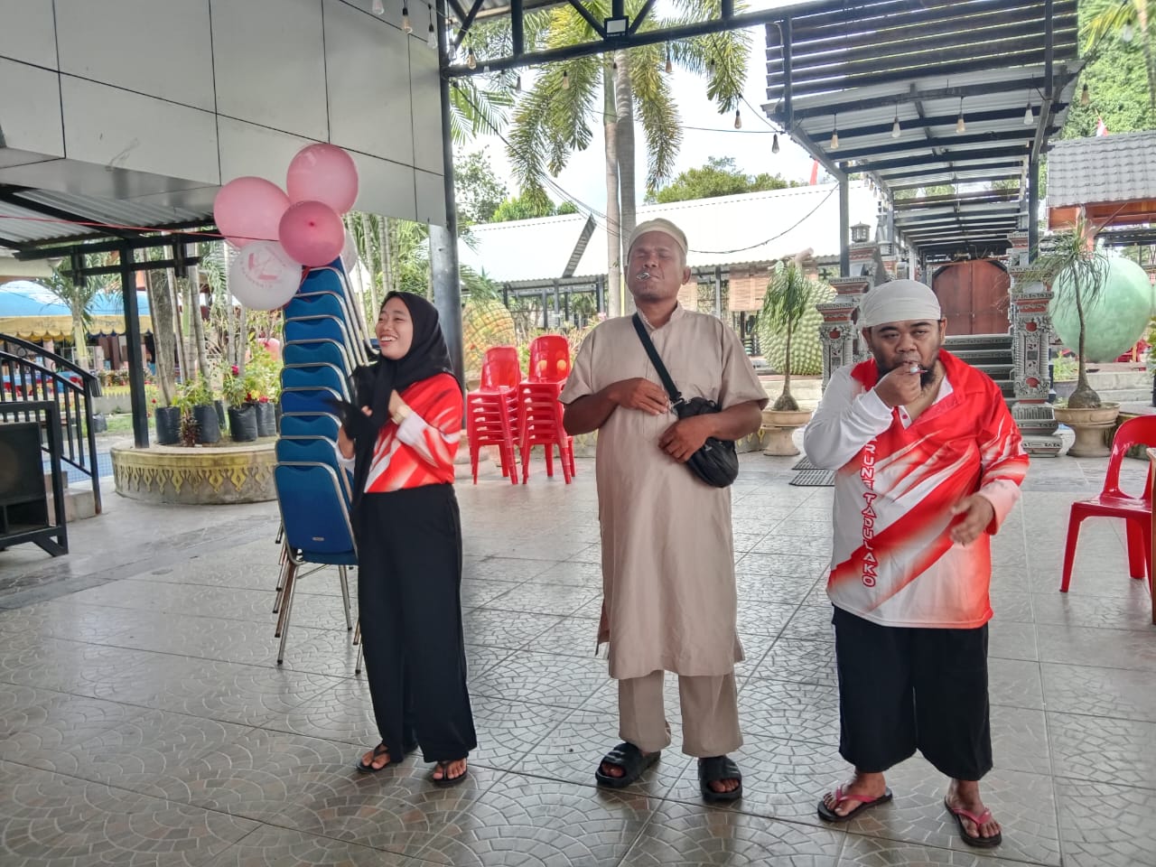 LOMBA LARI KELERENG: Lomba khas 17 Agustus seperti lomba lari kelereng ini dimainkan dan berhasil membuat suasana meriah.
