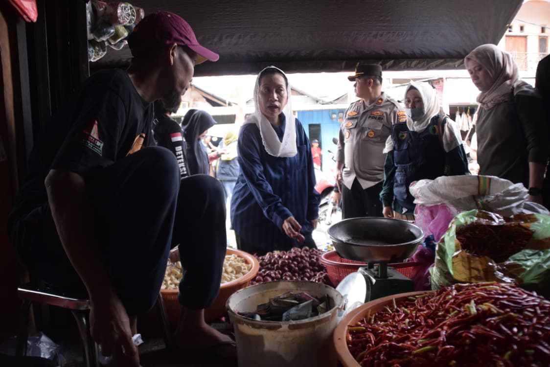 SIDAK: Wakil Wali Kota Palu, Imelda Liliana Muhidin (kedua dari kiri) saat melakukan Sidak bersama Tim Satgas Pangan Kota Palu di Pasar Masomba pada Jumat (22/8/2025).