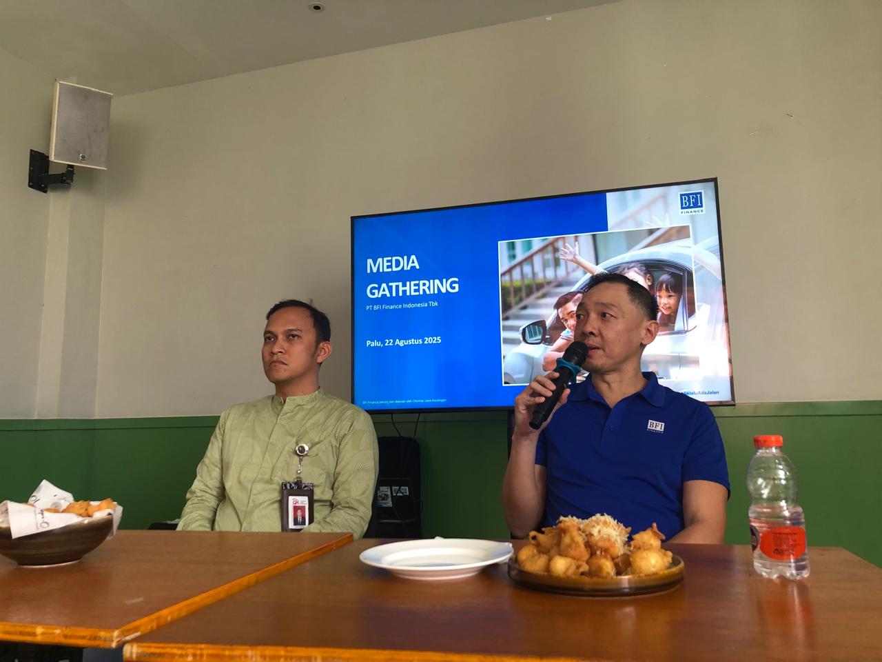 BERI KETERANGAN: General Manager BFI Finance Region Sulawesi, Sastero Wijaya Gunawan (kanan) bersama Kepala Bagian Edukasi dan Perlindungan Konsumen, Budi Hamdani dalam sesi tanya jawab.