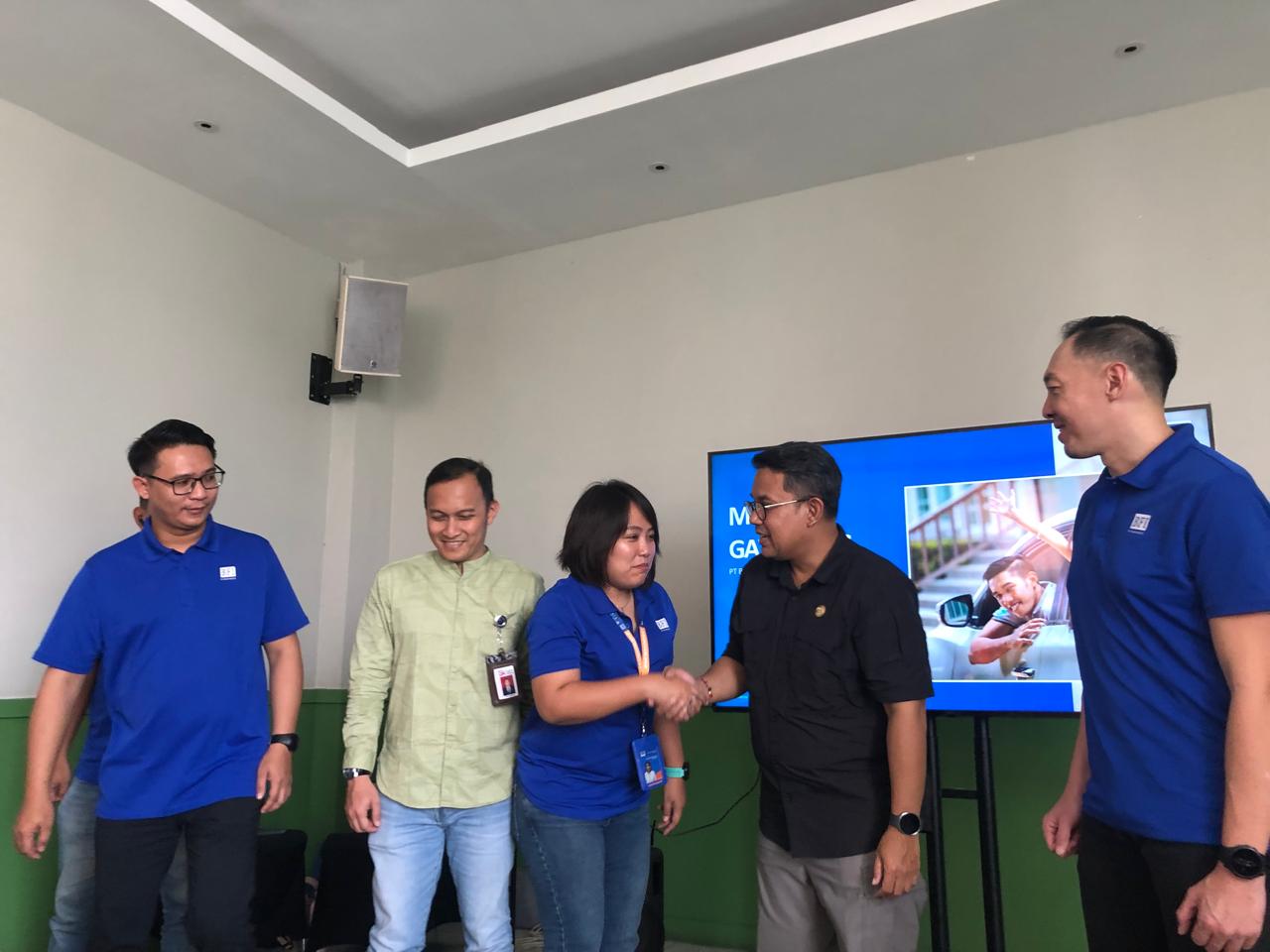 SINERGIS: Kepala OJK Sulteng, Bonny Hardi Putra (kedua dari kanan) berjabat tangan dengan  Area Manager BFI Finance Sektor Sulut, Gorontalo & Sulteng, Fransisca Kusuma Dewi usai berfoto bersama.
