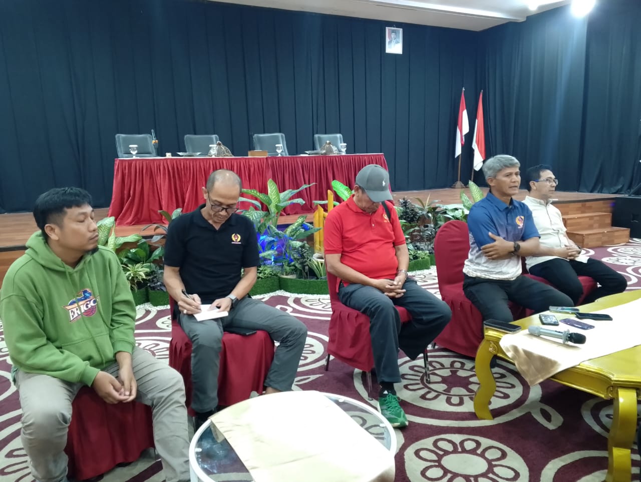KONFRENSI PERS : Ketua dan anggota Tim Penjaringan dan Penyaringan balon Ketum KONI Sulteng, sedang melakukan konfrensi pers, Sabtu (23/08/2025).(FOTO : ISTIMEWA/RADAR PALU).