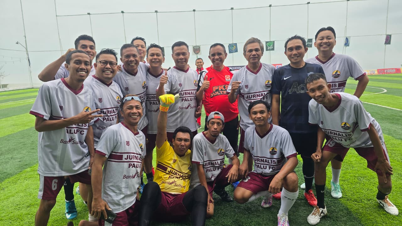 AKRAB : Tim Jurnalis Fc tampak akrab dengan Gubenur Sulteng H. Anwar Hafid (tengah).(FOTO : ISTIMEWA/RADAR PALU).