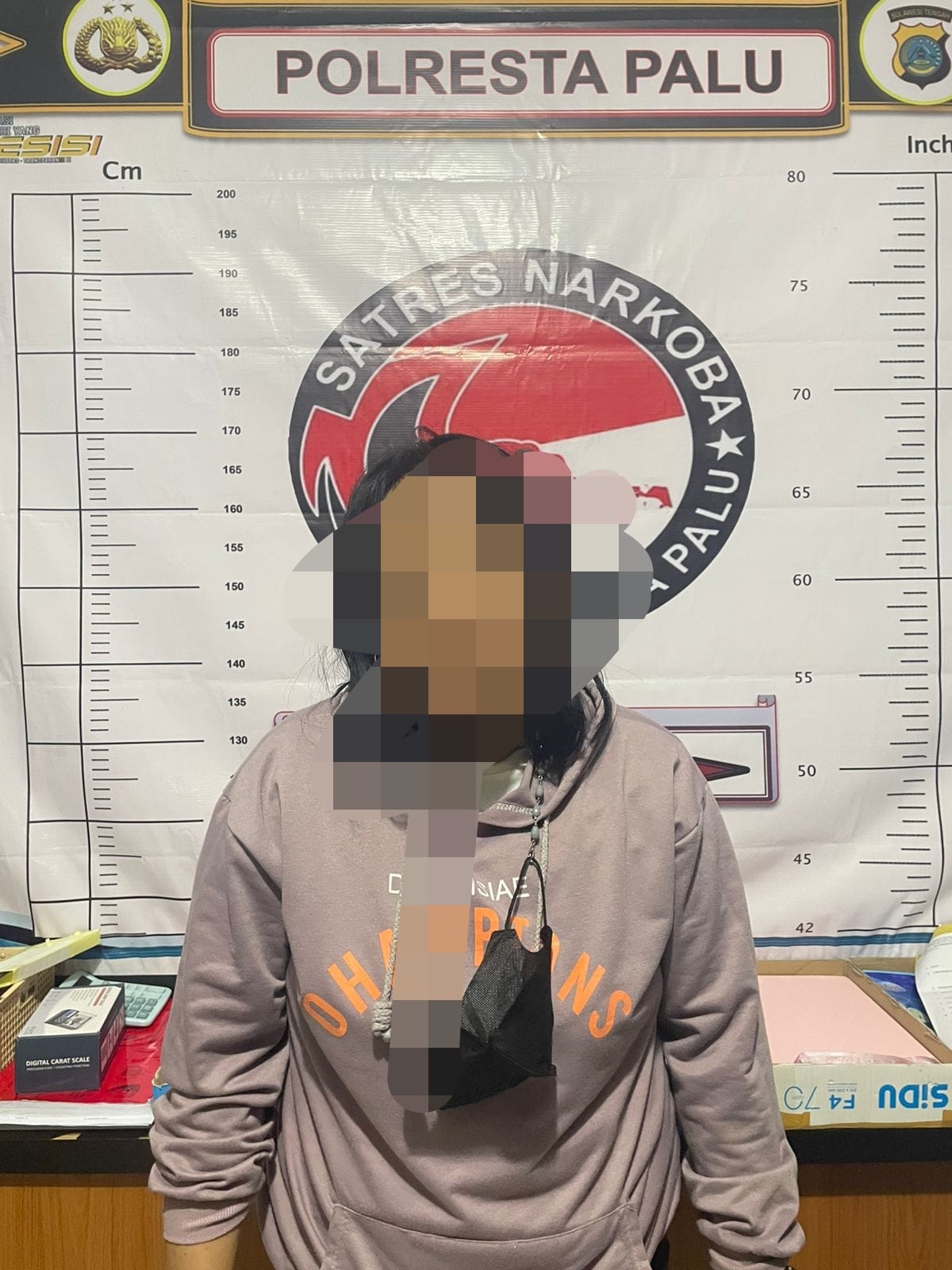 Polresta Palu menangkap seorang perempuan membawa narkoba saat hendak menjenguk keluarga di sel Polresta Palu.