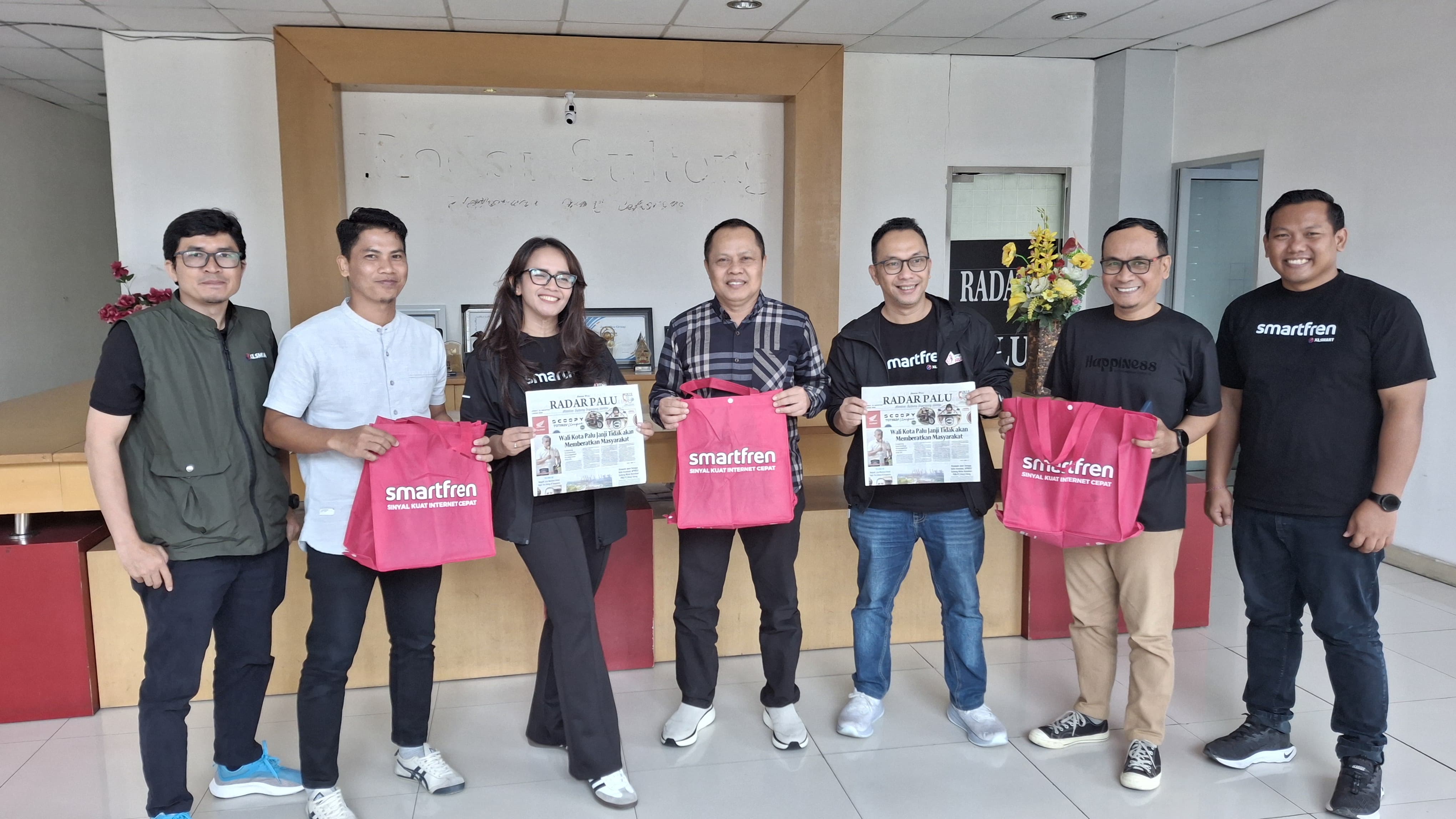 SILATURAHMI : Pihak Smartfren kunjungan silaturahmi ke graha Pena Radar Palu, Jumat (22/8/2025).