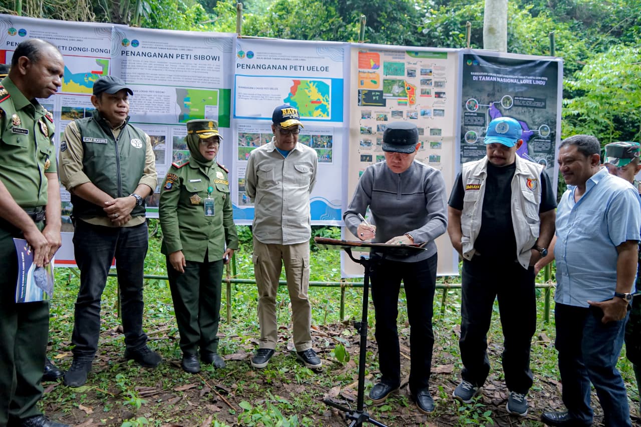 DITERTIBKAN : Pemkab Sigi bersama BTNLL, dan anggota Forkopimda melaksanakan penertiban dan penindakan hukum terhadap aktivitas PETI, di wilayah Kabupaten Sigi.(FOTO : ANGEL SUMBARA/RADAR PALU).