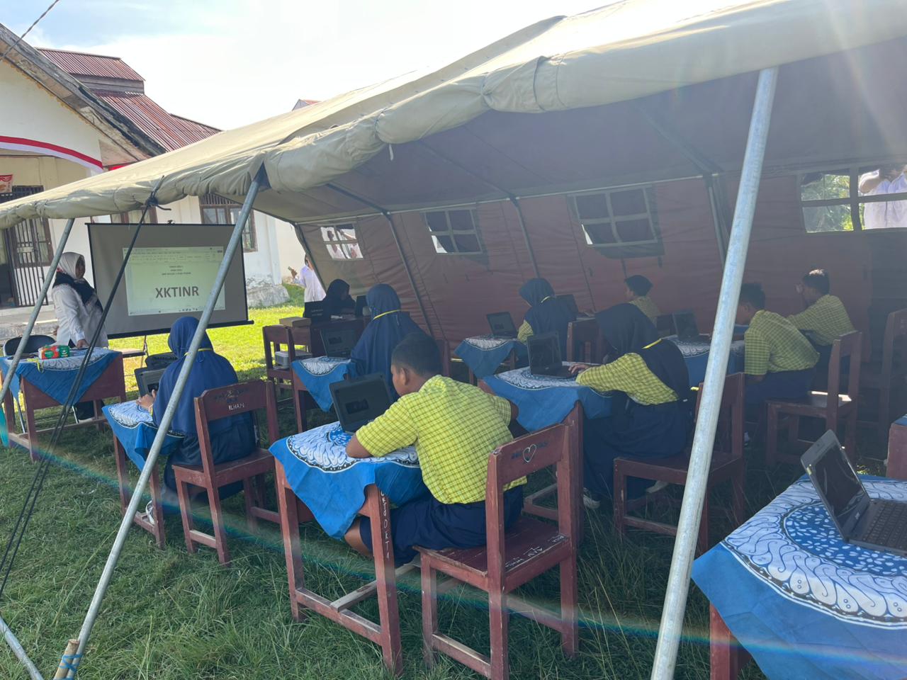 MEMASANG TENDA : Satgas Madago Raya bergerak cepat, dengan memasang tenda darurat di halaman sekolah, Rabu (20/08/2025).(FOTO : ISTIMEWA/RADAR PALU).