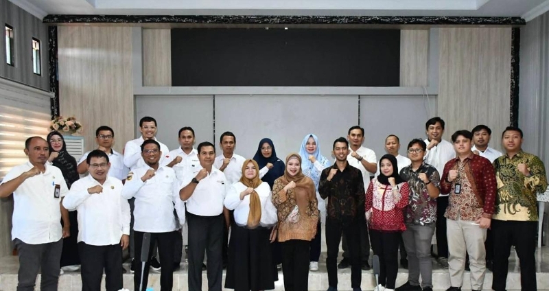 MEMERIKSA : BPK Perwakilan Sulteng melakukan pemeriksaan pendahuluan Dapodik TA 2024 dan 2025 di Touna.(FOTO : HERIYANTO LIMAHU/RADAR PALU).
