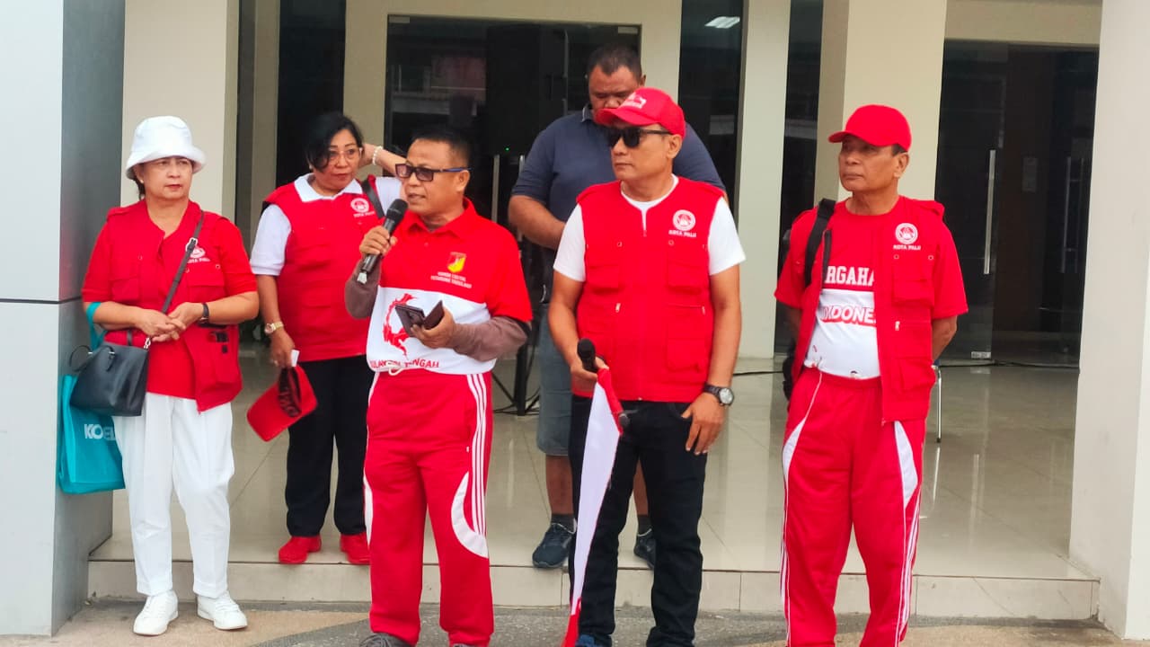 MOMENTUM : Kabid Kristen Kanwil Kemenag Sulteng, Pdt. Martinus Bonggili, memimpin kegiatan jalan sehat dalam rangka memeringati HUT kemerdekaan RI.(FOTO : ISTIMEWA/RADAR PALU)