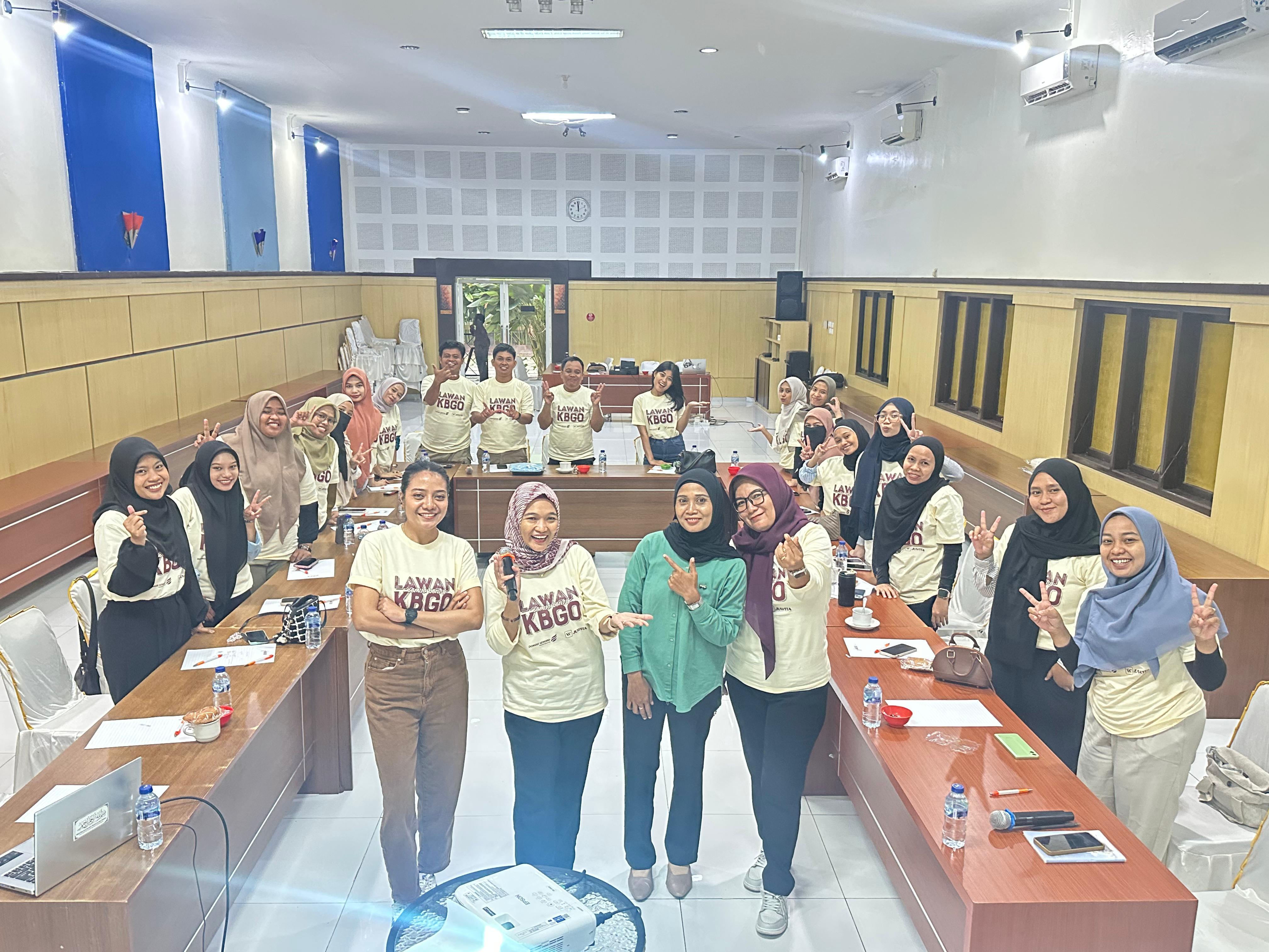 PELATIHAN : JUWITA bekerja sama dengan PT DSLNG menggelar pelatihan KBGO bagi jurnalis perempuan dan jurnalis muda di Sulawesi Tengah, Sabtu (23/08/2025).(FOTO : ANGEL SUMBARA/RADAR PALU).