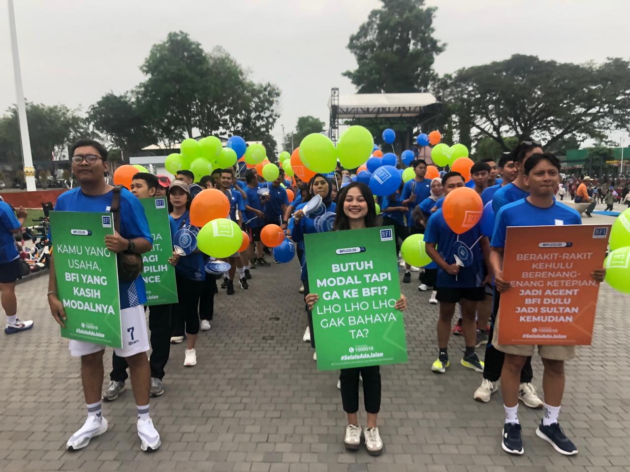 FUN WALK: Jalan santai dalam event Fit dan Fun Day With BFI Finance di area Car Free Day. Jalan santai ini dimeriahkan dengan drum band dan berbagai balon warna-warni serta properti lainnya.