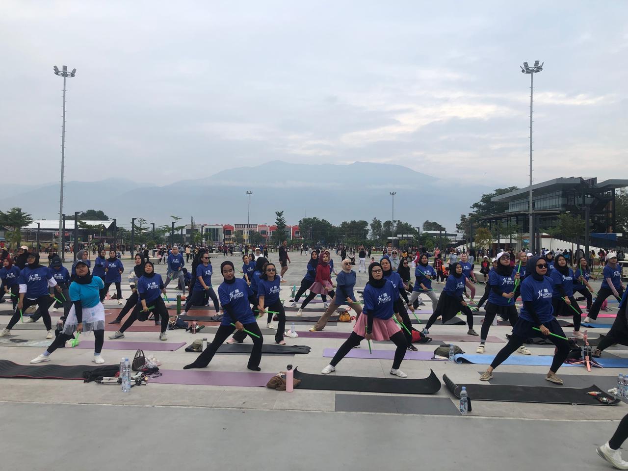 SEHAT DAN MENYENANGKAN: Sejumlah komunitas di Kota Palu meramaikan Pound Party dalam event Fit dan Fun Day With BFI Finance Lapangan Vatulemo, pada Minggu pagi (24/8/2025).