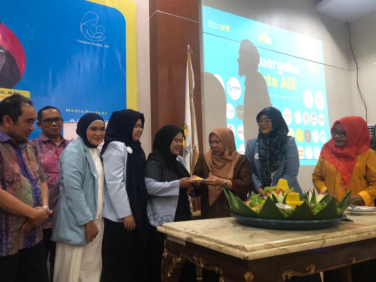 SIMBOLIS: Wakil Gubernur Sulteng, Reny A. Lamadjido memberikan potongan tumpeng kepada Ketua CBA, Andi Muthia S. Handayani pada peresmian komunitas CBA pada Minggu pagi (24/8/2025) di Gedung Pogombo.