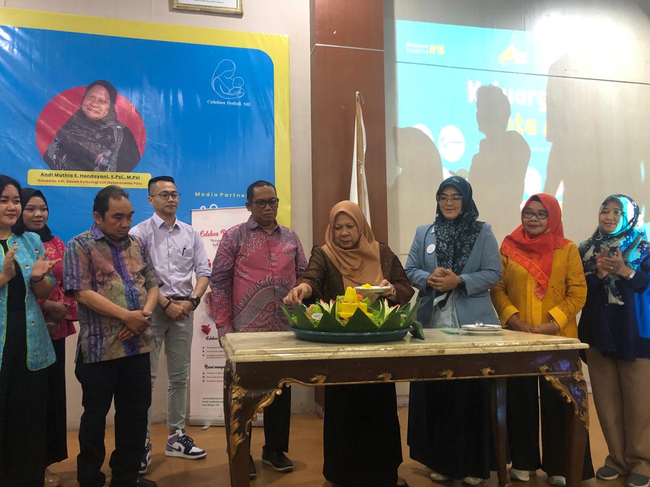 POTONG TUMPENG: Pemotongan tumpeng oleh Wakil Gubernur Sulteng, Reny A. Lamadjido dalam peresmian komunitas Celebes Peduli ASI di Gedung Pogombo pada Minggu pagi (24/8/2025).